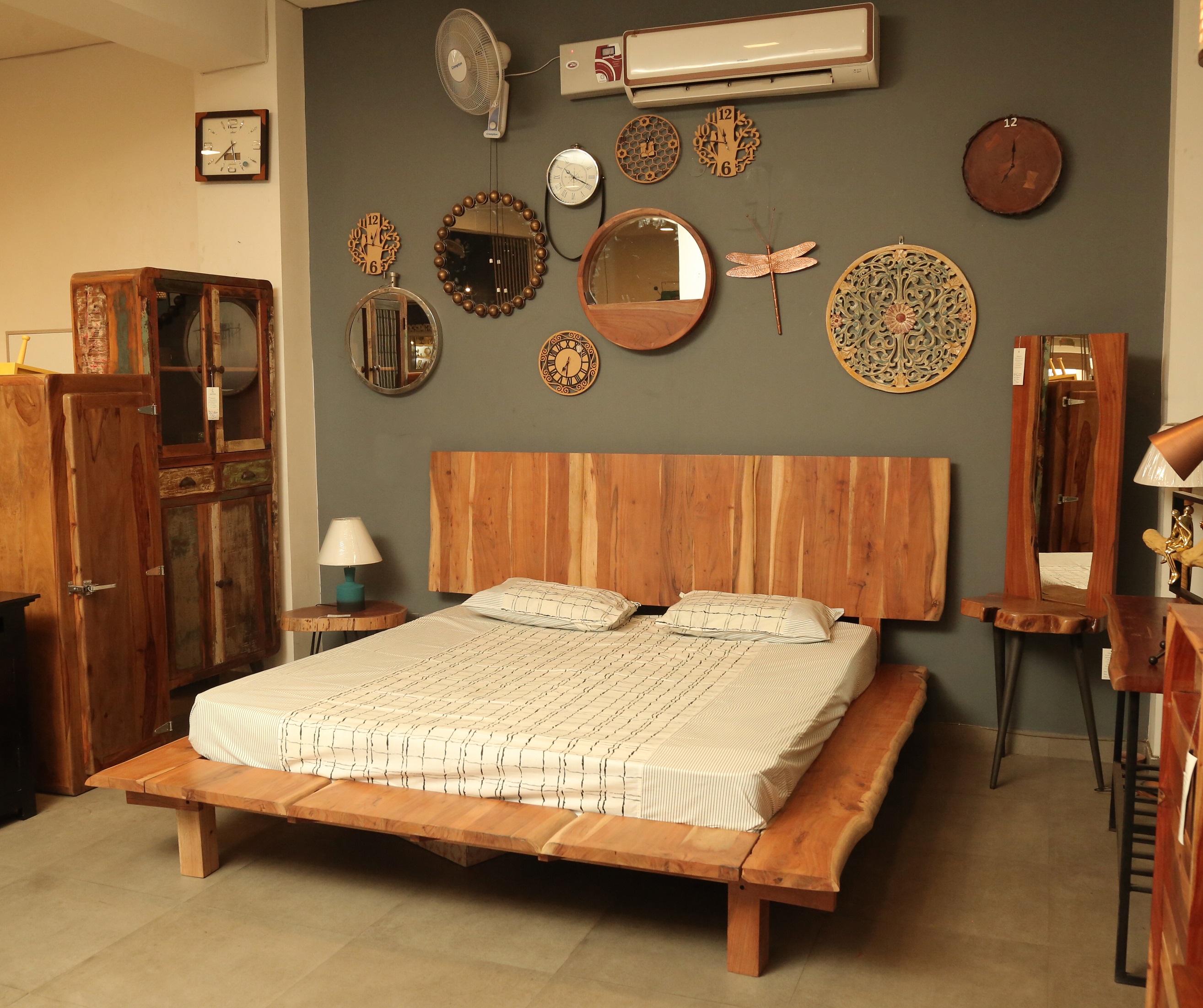 Acacia Wood King Size Bed - right_view